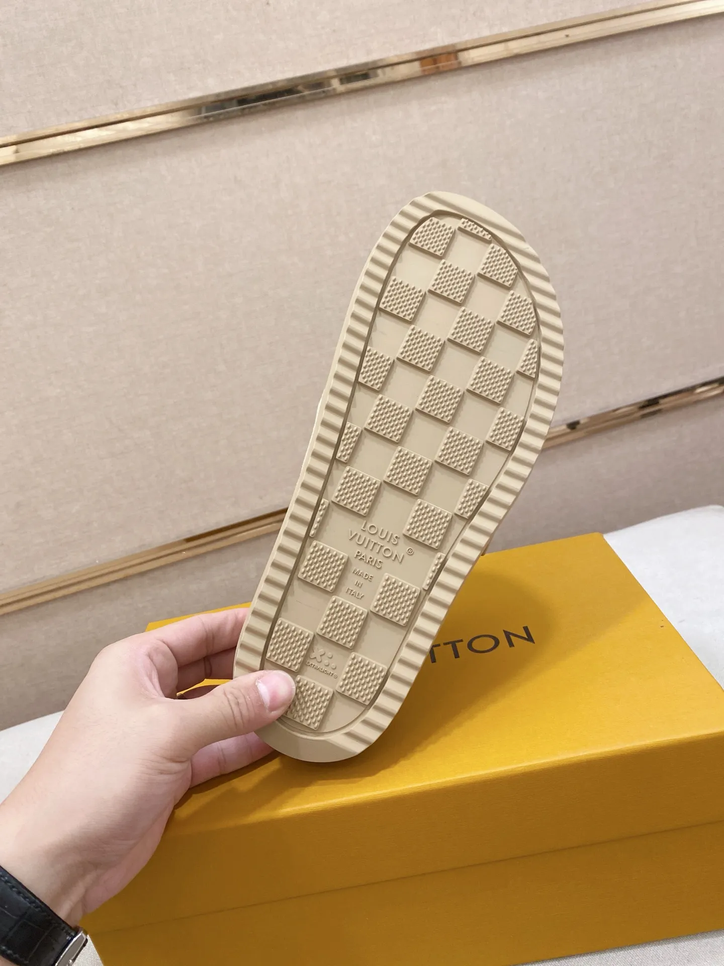 Men's shoes💰: 220💰38-45, LV Easy 2025 new men's casual sandals and slippers, made of suede cow leather, with Monogram pattern to highlight the trendy style. Adjustable straps illuminated with LV letters, while a resilient insole and micro outsole provide lightweight comfort. Made of suede cow leather with embossed Monogram pattern and brand element metal hardware✅Adjustable straps➕Tough insole‼ ️Micro outsole. Comfortable and easy to wear‼ ️